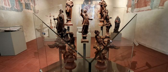 Sala capitolare. Vetrina con reliquiari lignei del 1710 - 1713 di Sebastiano Ippoliti (o bottega)